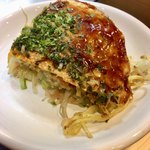 Hiroshima Okonomiyaki Dokkoi - 本当は鉄板からコテで直に食べますが、無理せず小皿に移してお箸で頂きます。ソースはお好みので自分でかけます。