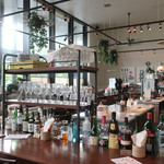 WEE BEE'S - 奥のテーブルから見た店内