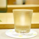 鮨 なんば - なみなみ、表面張力の日本酒