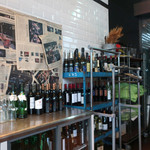 WEE BEE'S - 私達のテーブル横のラック