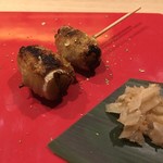 鶏皮 ネギ巻き串 ガリの胡麻和えを添えて