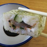 すし寅 - 中には、〆サバ、胡瓜、ゴマ、一味