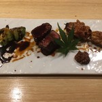 瀧口 - 国産 黒毛和牛の炭火焼 骨抜き手羽先串と炙りアボカドを添えて