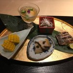 ぎんざ 一二岐 - 八寸（太刀魚の塩焼き、鮑の味噌漬け、牛たんの和え物、トウモロコシのお浸しなど）