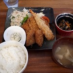 山本鉄筋の社員食堂 - ミックスフライ定食