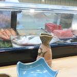 寿司・うなぎ 羽子吾 - ネタケースには美味しそうな魚介類がズラリ