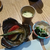 ダイナミックキッチン＆バー 響 中之島フェスティバルプラザ店 - 前菜三種（旬菜冷し鉢、有明くらげと胡瓜の辛子酢味噌掛け、トウモロコシの摺り流し）