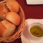 サーラ・マンジェ・ドゥ・クール  - パンとオリーブオイル