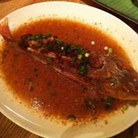 シンガポール・シーフード・リパブリック 大丸梅田 - 今日の魚料理　ガーリック炒め