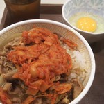 すき家 - キムチ牛丼（並）と玉子