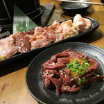 炭火焼肉ホルモン みなみ - ホルモン10種盛（1,814円）、牛ハツユッケ（842円）