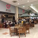 Jカレント - スーパーセンターマルナカ宇多津店の中から撮影
            Jカレントの表 通路のテーブルでも飲食できるようです