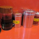 ラーメン二郎 - 卓上調味料