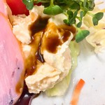 お食事 まるやま - ポテサラにソース