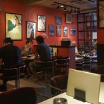 チェリー - 1階は広々。喫茶店というよりもお食事に来てる方が多かった。