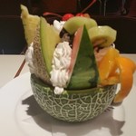 チェリー - メロンの器は瀬戸物です。後ろ側から（180度）