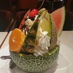 チェリー - この下にアイス2個分とプリンが埋もれてます（右90度）