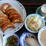手打ラーメン・中華料理　亜壽多 - ぎょうざ定食にはデザート付き