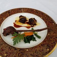 エスポワール - 牛ほぼ肉の赤ワインソース煮
                むちゃくちゃ柔らかくて美味しかった！葡萄の木の枝に刺してある炭火焼きも！