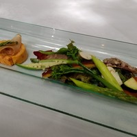 エスポワール - 魚介のムースのロールケーキみたいなのと野菜
                このロールケーキが少し甘めでデザート感覚？
