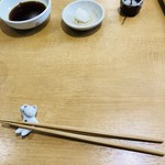 くいもの家　金子 - 凛とした店内、箸置きまで素敵