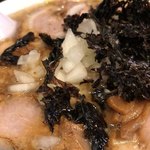 らーめん潤 - チャーシュー麺の岩海苔と玉葱のアップ