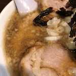 らーめん潤 - チャーシュー麺のチャーシューとスープ