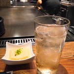 鉄板焼き しん - 糖質制限の味方、ハイボールとお通しの卵豆腐