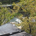 虎屋 壺中庵 - 裏の清流を見下ろす