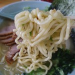 Iekeiya - 麺カタだとボソボソしてる自家製太縮れ麺