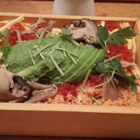 小割烹おはし 恵比寿 - 鮭イクラとアボガド