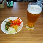 ハンバーグ＆ステーキTOMORU - サラダバーのサラダとビール