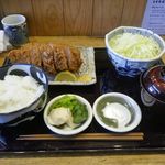 まさ竜 - 10分ほどで「上ロースかつ定食」が完成！「上ロースかつ定食」にはメインのとんかつ、千切りキャベツ、ご飯、お漬物、みそ汁がついてボリューム満点！
