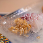 うを徳 - 六百四十匁（≒2.4kg）播州明石（はりまあかし）の眞鯛（まだひ）、鱗（うろこ）