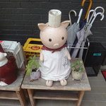 とんかつ　天山 - 入り口横のモニュメント