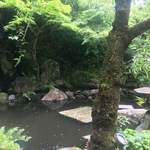 東山 - 回遊式庭園と石灯籠