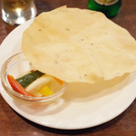 ガネーシュ - ビールセット(926円・外税)のパパドとベジタブルピクルス