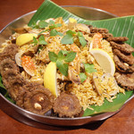 ガネーシュ - 蟹とアサリのビリヤニ(？円) 揚げたゴーヤ添え。なんとワタ入り！