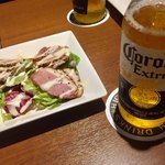 Honkaku rotisarichikinbaru sandabado - お通し とコロナビール