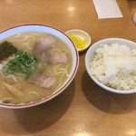 岡本中華 - 中華そば550円 ごはん150円