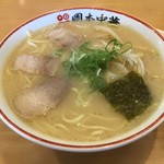 岡本中華 - 見た目は普通のラーメン