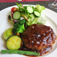 ルポトローズ - ランチ：ハンバーグステーキ、グリーンサラダ