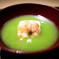 富小路 やま岸 - 海老と湯葉のしんじょうをうすい豆のすり流しで。