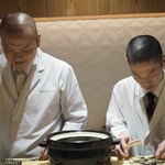 銀座 しのはら - 鮎をほぐしているところ