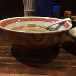 麺屋はち - まぁまぁ古いよね、このお店
前はもっと小屋ぽかった気がする