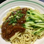 Ara Datena Michi No Eki - きゅうりと薬味ネギを乗せただけで、一人¥100未満の「ジャージャー麺」の出来上がり〜\( ˆoˆ )/