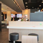 McDonald's - 店内。カフェ風。