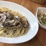 喜茶 ゆうご - 3種きのことベーコンのクリームスパゲティ
                                withサラダ