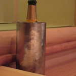 鮨 さかい - ワインクーラーも渋い