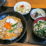 無添さぬきめん あじ豊 - 「親子丼（ミニうどん付）」（670円）。